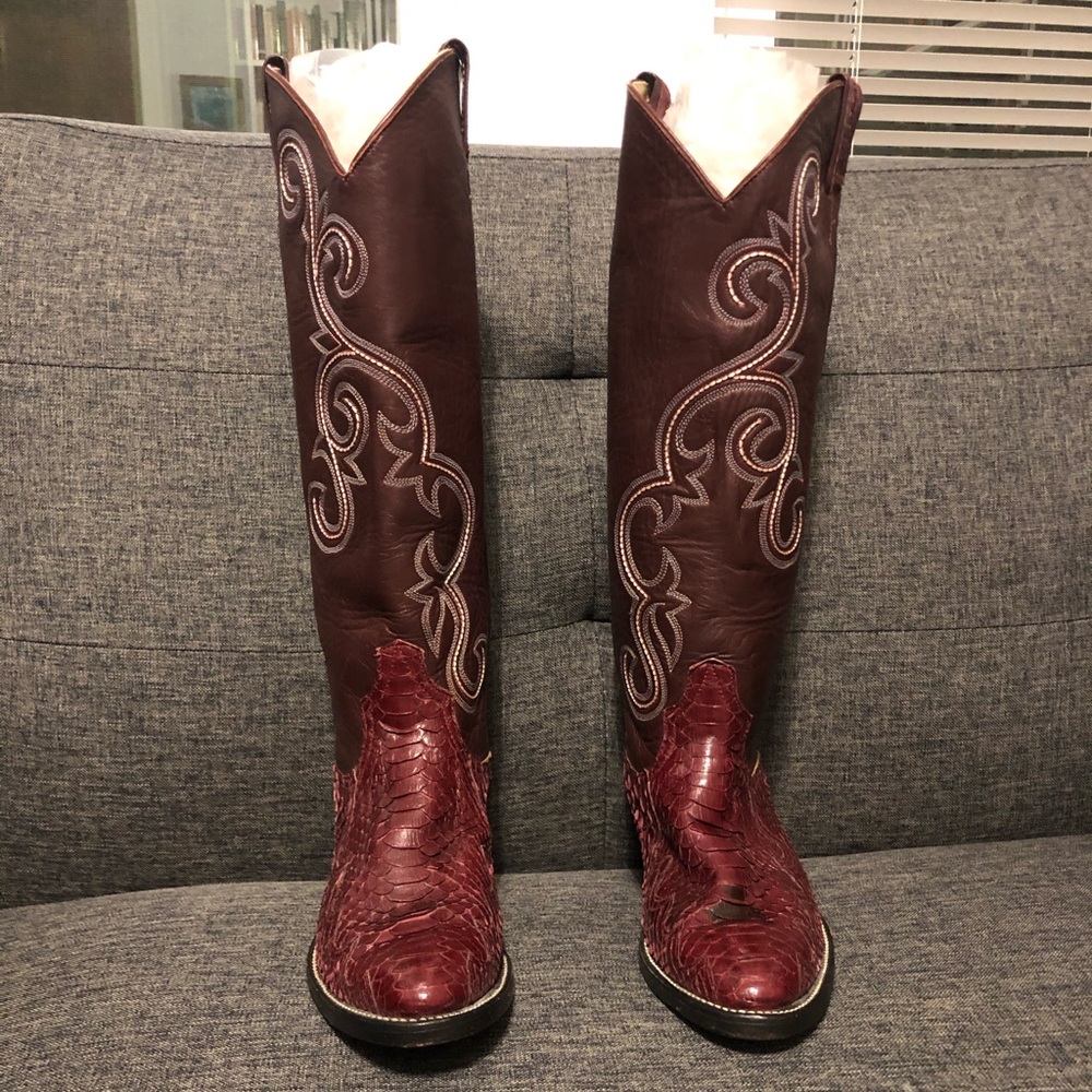Larry Mahans Burgundy Women’s Boots Size 8.